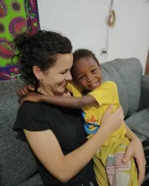 Sandra Blázquez Instagram - Cuando le dijimos que nos íbamos a España y nos vio con las maletas, nos preguntó que a qué hora volvíamos.

Le miré y sonriéndole con todo mi amor le respondí: pronto.

Y desde entonces, cada minuto cuenta más que nunca. Porque no volver a su hora tiene que valer más que volver mientras nos espera.

Porque cada "buenas noches" que no le damos tiene que tener más significado que todas las "buenas noches" cuando nos las damos mientras hacemos una fiesta entre besos y abrazos y nos prometemos que el día siguiente será un gran día.

Porque cada "te quiero" que no nos recordamos tiene que recordarnos todo lo que nos queremos.

Porque la posibilidad de que se vaya haciendo mayor y yo me lo pierda, tiene que servir para que se haga mayor y sepa perfectamente quién es y cuánto vale.

Timothy es uno de los amores más grandes de mi vida, y perderme su sonrisa tiene que valer para que él no la pierda.

Seguimos dándolo todo. 
@somosidealibre