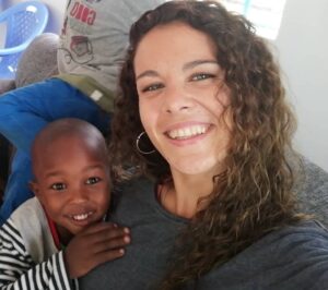 Sandra Blázquez Instagram - Buenas noches Timothy. Y entonces Timothy con su ropita llena de barro se tumba en el colchón esperando a que sea mañana. Le observo desde la otra cama y espero a que llore, a que me diga que tiene miedo a la oscuridad o a que le cueste dormir porque todo es nuevo para él. Pero no hace nada. Agarra la almohada y se duerme como si llevara los cinco años que tiene durmiendo en el mismo sitio. Y es que para él el miedo nunca ha sido una opción. Y mientras le observo, noto como se va rompiendo algo dentro de mí al darme cuenta que nunca ha conocido otra cosa y por eso no la espera. ¿Es que se puede ser niño? ¿Qué es eso? ¿Es que si lloro mi mamá vendrá a calmarme? ¿Es que existe luz en la noche? ¿Es que hay algo más allá de este enorme vacío que tengo desde que mis padres decidieron no cuidar de mí? Y entonces cierro mis ojos y en silencio le prometo que la vida es mucho más, que le pertenece, y que juntos la construiremos. Gracias a todos los que estáis ahí para hacerlo posible. Y gracias siempre María, por se la otra mitad de todo esto. @somosidealibre @mariafabregass