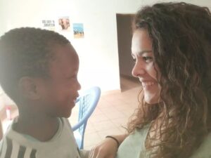 Sandra Blázquez Instagram - Nunca te abandones... Y si lo haces, perdónate por haberlo hecho y vuelve a por ti.
Nada ni nadie podrá rescatarte del vacío que genera creer que será otro quien te salve. El amor por uno mismo es el primer paso para poder continuar. Y cuando te amas sin condiciones, entonces puedes dárselo a los demás, y comprender que lo que otros te hicieron no fue culpa tuya.
Cuánto deseo que cuando Timothy sea adulto comprenda todo esto. Que su mamá y su papá no estén para protegerle y cuidarle no significa que no se lo merezca. Aunque la vida sea así de caprichosa.
