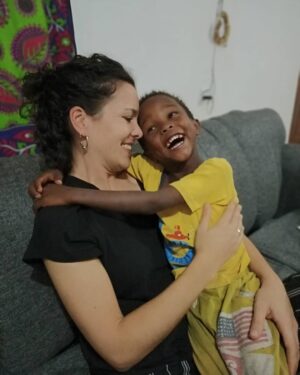 Sandra Blázquez Instagram - Cuando le dijimos que nos íbamos a España y nos vio con las maletas, nos preguntó que a qué hora volvíamos.

Le miré y sonriéndole con todo mi amor le respondí: pronto.

Y desde entonces, cada minuto cuenta más que nunca. Porque no volver a su hora tiene que valer más que volver mientras nos espera.

Porque cada "buenas noches" que no le damos tiene que tener más significado que todas las "buenas noches" cuando nos las damos mientras hacemos una fiesta entre besos y abrazos y nos prometemos que el día siguiente será un gran día.

Porque cada "te quiero" que no nos recordamos tiene que recordarnos todo lo que nos queremos.

Porque la posibilidad de que se vaya haciendo mayor y yo me lo pierda, tiene que servir para que se haga mayor y sepa perfectamente quién es y cuánto vale.

Timothy es uno de los amores más grandes de mi vida, y perderme su sonrisa tiene que valer para que él no la pierda.

Seguimos dándolo todo. 
@somosidealibre