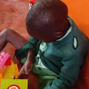 Sandra Blázquez Instagram - Hoy a Thomas su mamá le ha dado una paliza deformandole la cara, le ha castigado sin zapatos y le ha dicho que no quiere volver a verle aparecer por casa. 
Thomas solo tiene 7 años.
Cuando me he sentado a su lado en clase y le he observado jugar mientras cantaba, he sido más consciente que nunca de lo que supone el colegio para él. No es solo un lugar al que ir a aprender, es donde se siente protegido,donde sabe que siempre habrá alguien para abrazarle y recordarle que es el mejor.
Ojalá nunca tuviese que escribir cosas así, soy más de hablar de lo bueno, pero quería agradecer una vez más a todas las personas que estáis detrás, haciendo posible el lugar más bonito del mundo para niños que vienen de los lugares más feos. 
Por supuesto, hemos tomado las medidas correspondientes con el caso de la madre de Thomas.
@somosidealibre @mariafabregass