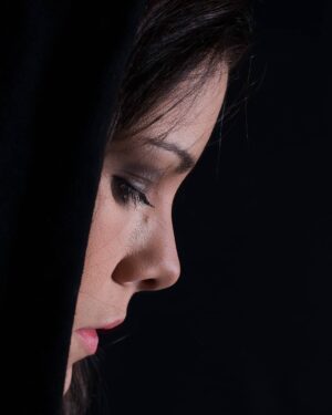 Sandra Blázquez Instagram - Vamos un poco más allá.
Un poco más allá de nuestras creencias, para comprender lo que creíamos incomprensible.
Un poco más allá del miedo, para descubrir que sólo era miedo, y nada más.
Un poco más allá de las dudas, para darnos cuenta de que somos más libres de lo que, a veces, pensamos.
Un poco más allá de nuestros recuerdos, para olvidarnos de quiénes éramos y saber quiénes somos.
Un poco más allá de mí, no para ser tú, sino para ser contigo.
Un poco más allá del amor, para ver que no tiene límites.
Un poco más allá de todo, para ver que "todo" solo es el principio de mucho más.
Cuánto tenemos y qué poco usamos.
📸 @lidia.gpalomar