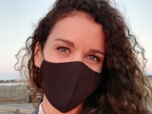 Sandra Blázquez Instagram - Menuda putada el coronavirus... Y qué gran oportunidad para aprendernos las arrugas de los ojos que delatan sonrisas, para mirar más allá de lo que se dice y para escuchar más allá de lo que se ve. Qué gran oportunidad para demostrar de qué estamos hechos, para decir menos y hacer más. Para que la distancia que tomemos sea solo física. Qué gran oportunidad para darnos cuenta de que no tenemos ni idea de casi nada y, sin embargo, todos sabemos lo importante: pongámoslo en práctica.