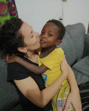 Sandra Blázquez Instagram - Cuando le dijimos que nos íbamos a España y nos vio con las maletas, nos preguntó que a qué hora volvíamos.

Le miré y sonriéndole con todo mi amor le respondí: pronto.

Y desde entonces, cada minuto cuenta más que nunca. Porque no volver a su hora tiene que valer más que volver mientras nos espera.

Porque cada "buenas noches" que no le damos tiene que tener más significado que todas las "buenas noches" cuando nos las damos mientras hacemos una fiesta entre besos y abrazos y nos prometemos que el día siguiente será un gran día.

Porque cada "te quiero" que no nos recordamos tiene que recordarnos todo lo que nos queremos.

Porque la posibilidad de que se vaya haciendo mayor y yo me lo pierda, tiene que servir para que se haga mayor y sepa perfectamente quién es y cuánto vale.

Timothy es uno de los amores más grandes de mi vida, y perderme su sonrisa tiene que valer para que él no la pierda.

Seguimos dándolo todo. 
@somosidealibre