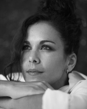 Sandra Blázquez Instagram - Casi nada te pertenece.
Cuántas veces nos aferramos a alguien, a una pareja, a un hermano, a un amigo o a una madre.
Cuántas veces nos aferramos a algo, al dinero, a un regalo, al éxito, al cuerpo o a un lugar.
Cuántas veces nos aferramos a una idea, a un recuerdo, una opinión o a cualquier pensamiento. 
Y cuántas veces nos olvidamos de que casi nada nos pertenece, de que por mucho que lo apretemos, en cualquier momento se va. Y cuánto sufrimos apretando cuando nos negamos a la verdad. 
Y digo casi nada, porque hay algo que sí nos pertenece: este momento y la capacidad de decidir qué hacer con él. Y esto, vale por todo lo demás. Esto nos hace inmensos.