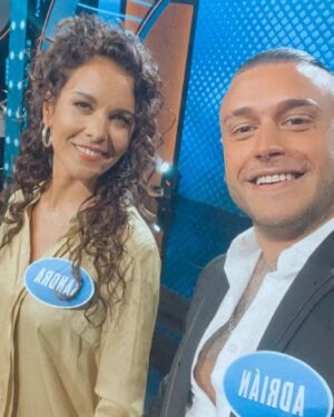 Sandra Blázquez Instagram - Nos vemos esta noche!! @adrianrodriguez  @familyfeuda3 @antena3com @keyztalents @fisicaoquimica
