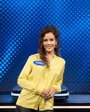 Sandra Blázquez Instagram - Nos vemos esta noche!! @adrianrodriguez  @familyfeuda3 @antena3com @keyztalents @fisicaoquimica