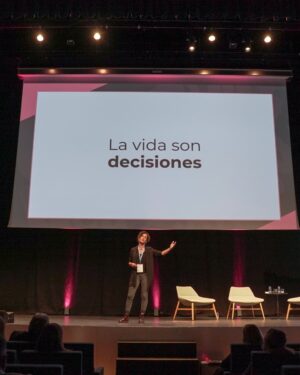 Sandra Blázquez Instagram - Hace poco alguien me dijo: "a mí me gustaría que mi hija fuese actriz, pero llegar a ser alguien no es fácil".
¿Llegar a ser alguien?
¿En qué momento hemos decidido qué es lo que te hace "ser alguien" y lo que no?
Llegar a ser alguien... Como si el simple hecho de existir no fuese ya suficiente...nos marcamos unos estándares y si los cumplimos lo llamamos éxito. Y mientras tanto, el mundo lleno de gente exitosa creyendo que tiene que llegar a algún sitio para serlo.
Déjate llevar por el amor que te invade, avanza a pesar de tus miedos, permítete sentirlos, porque son tuyos y no tienes por qué no tenerlos, acéptate incluso cuando nadie te comprenda, y confía, confía en ti, en tus actos y en la vida. Para mí eso es el éxito. Lo demás, lo hemos inventado.

Gracias a @lqdvi por darme la oportunidad de contar mi historia delante de tantas personas. Para mí fue todo un reto, porque tenía mucho miedo de abrirme delante de tanta gente! La cantidad de veces que nos enfocamos en los resultados olvidándonos del proceso. Después de los aplausos finales, me di cuenta de que estos no eran lo importante. Lo importante de aquella charla fue el hecho de compartirla, a pesar del miedo que me producía hacerlo.