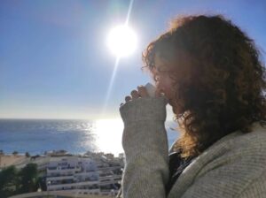 Sandra Blázquez Instagram - Hay quien nunca ha visto el mar. Quien ni si quiera sabe cómo es.
A pesar de que el mar siempre haya estado ahí.