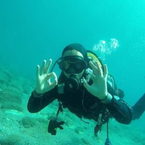 Sandra Blázquez Instagram - Estamos rodeados de auténticas maravillas. Y el mejor regalo que nos podemos hacer es salir a explorarlas.
@scubatropical @buceoespana 
.
.
.
.
#buceo #naturaleza #vida #aventura