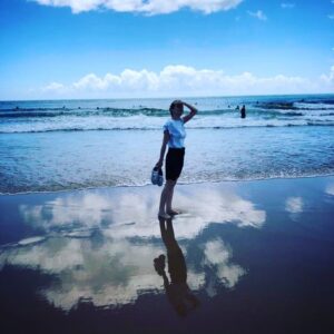 Sandra Faleiro Instagram - Gracias a la vida 
Que me ha dado tanto 
Me ha dado la marcha 
De mis pies cansados 
Con ellos anduve 
Ciudades y charcos 
Playas y desiertos 
Montañas y llanos