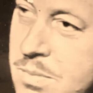 Sandra Faleiro Instagram - UM ELÉCTRICO CHAMADO DESEJO

Tennessee Williams começou a escrever UM ELÉCTRICO CHAMADO DESEJO em Chapala, no México, muito longe da suite que habitou em Manhattan, após o sucesso de JARDIM ZOOLÓGICO DE CRISTAL. Nas suas palavras:  longe das falsas solenidades e vanglórias que o sucesso impõe, num país onde vagabundos tão inocentes como crianças se enroscam no passeio para dormir. Termina a peça, uma das suas mais emblemáticas, em 1947, e situa-a num bairro pobre e libertino de Nova Orleães, palco de combate selvagem, sexual e impiedoso, entre Blanche Dubois e Stanley Kowalsky, no pós-guerra de uma América multicolor, industrial, sexista, viril, ao som de um perpétuo piano azul, com sombras de cinema, álcool, e velhas plantações de algodão em ruínas. 

Encenação e tradução: Bruno Bravo
Música e sonoplastia: Sérgio Delgado
Cenário e figurinos: Stéphane Alberto
Desenho de luz: António Vilar

Com
António Mortágua
Joana Santos
Nuno Nunes
Sandra Faleiro

E ainda
Félix Lozano
Marcelo Moleka
Nazaré Lobo
Rafael Ligeiro
Telma Grova

Construção de cenário: David Paredes, Nuno Tomaz, Daniela Cardante 
Assistentes de cenografia: Margarida Silva, Tatiane Oliveira
Assistente de figurinos: Joana Veloso
Direção de produção: Telma Grova
Assistência de produção e montagem - estagiários: Inês Puga, Inês Tamar Martins, Isabela Collins, Enzo Ballaré, Liliana Marques, Marcelo Moleka e Ruben Ribeiro

Primeiros Sintomas é uma estrutura financiada pela República Portuguesa | Cultura e DGARTES 

Estreia dia 27 de junho no CAL – Centro de Artes de Lisboa
Mais informações em breve
