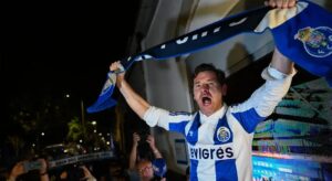 Sandra Felgueiras Instagram - A vitória esmagadora de André Villas Boas tem um significado maior.
Um significado profundo que só quem nasceu no Porto há mais de 40 anos talvez entenda na plenitude e que se traduz nas milhares de pessoas da minha geração que se confessam anti-Porto.
É um sentimento que nada tem a ver com o futebol, mas apenas com a forma de exercer o poder e dominar o próximo. 
A vitória de Villas Boas não é uma notícia.
É uma revolução.