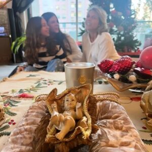 Sandra Felgueiras Instagram - Era uma vez um Menino que veio ao mundo para nos ensinar o que é o amor. E era uma vez uma família onde o amor é tudo o que existe e nos suporta em qualquer circunstância. Assim seja Natal! Hoje e sempre! Feliz Natal a todos! 🎄🎄✨️✨️✨️