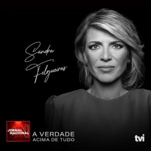 Sandra Felgueiras Instagram - Quando comecei a escrever sobre a verdade, foram muitos os que se indignaram.
Mas a busca pela verdade é a minha missão e o jornalismo é a via para a concretizar.
Agora quando me veêm a atuar, perguntam-me se é compatível?
E eu respondo: como não?

Não somos todos pessoas de carne e osso?
Humanos que se divertem, comem, bebem e dançam?
Não é melhor conhecermos todas as facetas (publicitáveis) de quem nos entra diariamente pela casa dentro, do que formarmos opinião sem qualquer possibilidade de avaliação prévia?

Eu sou uma mulher de desafios.
E raramente digo que não.
Gosto de aprender.
A humildade é uma virtude de gente maior.
Eu tento sê-lo.
Hoje darei notícias.
Amanhã dançarei em direto.
Vão ser dias em pleno.
Espero que vejam! E espero o vosso feedback!

❤️