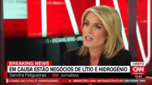 Sandra Felgueiras Instagram - 7 de Novembro de 2023.
O dia ficará para a História como o dia em que o apregoado mais sólido governo da Europa caiu, não por obra e graça do Espírito Santo, mas por ação direta do Ministério Público. Mas não só.
O governo caiu por tudo o que foi fazendo ao longo de 8 anos sempre com os mesmos protagonistas. E é isso que António Costa terá de recordar. E é com isso que terá de conviver para sempre. Com todo o respeito pela presunção de inocência que lhe assiste.
Quero que fique muito claro que sei bem o que andou a dizer sobre mim. Ele e os mesmos que hoje são suspeitos formais neste caso.
Nunca persegui ninguém e só o poderá alegar quem não me conhece ou quem não tem outra desculpa para justificar as razões que me levaram a duvidar da seriedade das suas decisões políticas.
Sempre disse que o jornalismo é um pilar da democracia. E é! Hoje é dia de olharmos todos para este exemplo. 
Uma equipa de investigação, quase banida de uma televisão pública, ficará também para a História por ter dado o pontapé de saída para a crise que fez cair António Costa. 
Nem todos os jornalistas poderão dizer o mesmo no final da carreira por muitos prémios que exibam na bancada frontal de casa.
Trabalhámos incansavelmente para que a verdade fosse conhecida. Os atropelos a que nos sujeitaram ainda não foram cabalmente esclarecidos mas serão, no tempo próprio.
Hoje trabalho com a mesma coragem e persistência e ainda com mais orgulho na TVI/CNN. Com outra equipa igualmente corajosa.
Obrigada, Nuno Santos por seres um homem livre e me deixares ser uma mulher livre.
Obrigada a todos os que me ajudam a ver o que outros querem que não veja.
Não os posso aqui nomear. São minhas fontes. Mas sem a sua coragem, nada poderia fazer.
Portugal precisa de pessoas corajosas. Pessoas que percebam que o 25 de abril já aconteceu há quase 50 anos.
O país seguramente merece.
Se dúvidas houvesse, a TVI/CNN tornou-se definitivamente no palco das próximas grandes notícias do país.