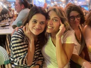 Sandra Felgueiras Instagram - 50 rugas são 50 anos vividos e tão bem vividos! Temos de ter orgulho em cada uma delas (e deles) porque cada uma delas (e deles) encerra um sorriso multiplicado por 50 mil vezes. Tantas milhares de vezes que nos vincam a pele. Ou melhor, tatuam-nos de amor. O único sentimento que nos comanda o destino. Se assim não fosse… onde estaríamos? E que bom é estarmos aqui. Sempre. Juntas. Onde quer que as rugas do tempo nos levem! Parabéns, xuxu! Mais dia, menos dia, chego eu aí !