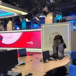 Sandra Felgueiras Instagram - Sobre o Sexta às 9 e o tsunami político que atingiu Portugal

António Costa demitiu-se 4 anos depois de ter mandado - por diferentes vias - insultar jornalistas de investigação que iniciaram a investigação que deu origem a este desfecho.
A primeira página do inquérito que visa o recém-demitido PM é uma reportagem do Sexta às 9. É uma reportagem que desmontou a corrupção em torno da exploração de lítio em Montalegre.
É a RTP que detém esta reportagem. A mesma empresa, onde tive a honra de trabalhar 22 anos e de a ela dar tudo o que sei. Na altura, era liderada por uma direção de informação que travou um programa que tinha essa mesma reportagem antes das eleições de 2019. Essa reportagem só foi para o ar depois das eleições.
Essa direção de informação caiu. 
Mas o facto não pôs fim às suspeitas insidiosas que tentaram por esta equipa na lama. 
Suspeitas inadmíssiveis num Estado de Direito.
O que aconteceu hoje não foi apenas um tsunami político. Foi um tsunami sobre um sistema de comunicação social que prefere vergar-se ao poder em vez de olhar e cuidar da verdade. 
Há 4 anos, foram muitos os jornalistas que se solidarizaram com quem orquestrou o boicote a uma investigação.
 Pergunto-me o que dirão esses jornalistas hoje? Pergunto-me senão se sentirão inundados de vergonha?
Hoje ficou claro que o Sexta às 9 nunca perseguiu ninguém. Pelo contrário. O Sexta às 9 ousou fazer o que muitos jornalistas se demitiram de fazer e até ajudaram a boicotar.
Apesar disso, a equipa do Sexta às 9 foi perseguida. 
Hoje, o futuro falou por nós.
Hoje há muito gente preocupada por aí....gente que sabe o que fez, mas ainda não viu o seu nome no cartaz negro dos suspeitos. Ainda...

Obrigada Luis M. Loureiro Ana Raquel Leitão Helena Cruz Lopes Luís Vigário !

Este trabalho e luta pertence a todos.