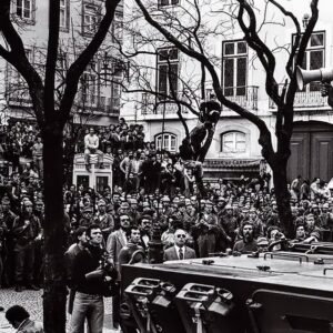 Sandra Felgueiras Instagram - Foi em abril e não em janeiro que Portugal começou uma outra vida.
50 anos depois, impõe-se perguntar: seria esta a vida de sonho com que todos sonharam? Não, mas é seguramente uma vida muito melhor.
Nós, filhos de abril, não conhecemos outra vida.
Os netos, nossos filhos, então nem se fala. Pouco ou nada sabem de quem foram estes capitães de abril que cercaram o quartel do Carmo e obrigaram Marcelo Caetano a render-se.
Também não sabem que se seguiram anos de graves erros. Anos muito perigosos. Mas aqui estamos. Em democracia. Tantas vezes contorcida, diabólica, errática, mas ainda assim numa democracia onde é possível dizermos o que pensamos e escrever o que queremos.
A liberdade que se conquistou em abril não é um processo findo.  É um processo em movimento que exige muito mais de nós do que simplesmente sairmos à rua a aplaudir os feitos do passado. Abril é um estado de espírito que nos dita que devemos tolerar o próximo mesmo quando o próximo não nos tolera a nós. Só assim, muitos daqueles que agora se julgam progressistas, em nome de várias causas que às vezes não sabem sequer fundamentar, pararão de votar à injúria todos aqueles que com eles não concordam.
A liberdade espelhada no altifalante de Salgueiro Maia exerce-se quando pelo diálogo nos respeitamos. Todos. Mesmo quando não concordamos. Mesmo quando não entendemos. Hoje, eu, filha de abril ainda sonho viver num país mais livre, menos preconceituoso, menos agressivo nas palavras e nos modos.
Quem quiser que assim seja, dê um passo em frente. Quem não quiser, pode ficar, livremente, para trás!
Viva a liberdade!