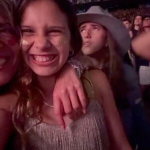 Sandra Felgueiras Instagram - Taylor Swift.
O que contar?
As noitadas a fazer pulseiras e a programar outfits?
Eu vou de Fearless e tu de Lover, mãe?
O vestido que não chegou e que a Querida Guida fez na madrugada de véspera com tecidos comprados pela tia @madalena.bli à última hora na Parede? 
As 12 miúdas que levámos @pomby77 em êxtase e que choraram, gritaram e riram, como verdadeiras fãs? Hoje estou morta mas hoje faria tudo de novo!
Tive uma experiência incrível de pura amizade, revi a minha querida @catarinafurtado3363 e o meu coração está a rebentar  de alegria! 
Não há nada melhor na vida do que celebrar o amor e amizade.
Tudo o resto é insignificante!
@inespereira_8 
@ines.machaado 
@madalena.bli 
@sara._.felgueiras 
@_marianadurao