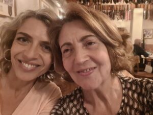 Sandra Felgueiras Instagram - A minha mãe faz anos!
Alguns.
Nunca muitos.
Mas os suficientes para ser a melhor pessoa do mundo.
O que a minha mãe já fez nestes anos todos merece milhões de aplausos.
Mas ela prefere apenas beijos e abraços.
Não é mulher de prendas.
É mulher de afetos!