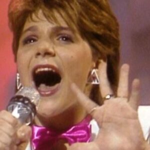 Sandra Kim Instagram - Hello tout le monde...le 3 mai 1986, une petite fille de 13 ans et demie  gagnait l'Eurovision pour la Belgique💪🏆🎀💗/ Hallo iedereen...3 mei 1986 , een klein meisje heeft het eurosongfestival gewonnen !💪🏆🎀💗 38 years ago...🙈 
#lovethiscolour #fushiamood #eurovisionsongcontest #belgique #belgium #jaimelavie #12points #norway #bergen