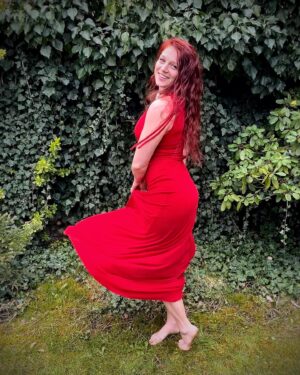 Sandra Mašková Instagram - Pálení čarodějnic nebo oslava jara? 

Pálení čarodějnic nikdy nebyla moje akce. Nechápala jsem point toho všeho. Proč se pálej čarodějnice? “No, protože to je takovej zvyk.” .. Jo, díky. Tyhle objasnění miluju 😀 

Takže vážení, proč se pálej ty čarodějnice?

Od středověku se věřilo, že existujou dny, kdy zlé a nečisté síly vládly větší mocí, než kdy jindy. Lidi věřili, že v noci z 30.4. na 1.5. poletuje v povětří spousta čarodějnic, který letěj na sabat. Tam dělaj nějaký nečistý praktiky a rituály 😀 

No a v Evropě čas od času zavládne panický strach z různých věcí. Lidi pak dělaj strašný šílenosti. To známe i dneska 😀 Od 15. století to byl strach z čarodějnic a uhranutí.

Takže církev zavedla tzv. čarodějnické procesy, při kterých bylo zabito spousta nevinných lidí. Lidí, kteří byli prostě jiný. V čem? Třeba jen rozuměli bylinkám nebo si jen dovolili myslet sami za sebe a jejich myšlenky se nehodili církvi do krámu. Celkově označení z čarodějnictví bylo děsně easy a pokud se prokázalo, tak provinilci byli upálení. Tuhle pošahanost ukončila až Marie Terezie v druhé polovině 18 století. 

Oukej, inkvizice byla ofiko ukončená, ale zvyk “pálit čarodějnice” jako ochrana proti zlým vlivům zůstal. Za mě to je sračkovej odkaz inkvizice. A celkově z toho mám pachuť v držce, protože mi přijde, že se to děje pořád. Jakmile si někdo dovolí být jinej, mít jiný názory - BÝT SÁM SEBOU.. společnost ho odsoudí. Je pak obrovsky těžký si stoupnout do svý síly a ukázat prostředníček 🙂 Tleskám všem, co to dokázali. I bez toho prostředníčku - jen se postavit do svý síly. 

Já osobně volím Beltain. Což je svátek oslavující lásku, partnerství sexualitu a plodnost. Ještě aby ne, když je to všude ve vzduchu:) Příroda se probouzí, kvetou stromy a krásná vůně ve vzduchu. No všechno to působí na zvířátka, která se začínaj dvořit, i nás na lidi samozřejmě taky:)

A tohle mi dává smysl. Kam jde naše pozornost, tam to roste. Proto jsem se rozhodla svojí pozornost směřovat k oslavě lásky a uspořádat kruh pro ženy. 

Láká-li tě vyzkoušet něco nového a chtěla bys pobýt se ženami, nebo chceš vědět víc, určitě mi napiš.Ještě jsou volná 3 místa 🤗

Libový šaty by @ecstatic.cz