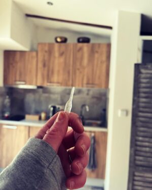 Sandra Mašková Instagram - Moje heslo pro dnešek: když se ti rozpadá terapeutovna, na všechno se vyser a dej si kolu 😎

.. to je tak, když si vítr otevře okno (jo, je to moje chyba), a vymrazí celou chatku na minus nesmysl 🙄

Jsem zvědavá, jak dlouho to budu dávat dohromady. A taky jestli praskne/nepraskne ta zamrzlá voda v záchodě 🥹

Tu kytku jsem oplakala nejvíc, byla nádherná ❤️