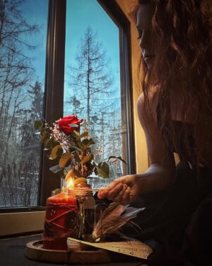 Sandra Mašková Instagram - Pozor❗️kněžka medojedík přichází na scénu🤩

Na přání mojí klientky jsem připravila živlový 🔥💧🏔️💨rituál zaměřený na pouštění věcí z minulosti, které už nemají v jejím životě místo a nejsou už potřeba 🥹🙏

Bylo to nádherný, bylo to silný. A já jsem mega ráda, že jsem si mohla vyzkoušet zapojení rituálu do terapeutický praxe. Vyhodnocuju to jako super kombo, který se krásně doplňuje.

Tímto přidávám možnost rituále do svý nabídky 😌

Osobní konzultace   rituál v mojí milovaný lesní terapeutovně u Berouna @chillzona_u_medojeda ÚTERÝ   STŘEDA 

Online konzultace ČTVRTEK

V případě zájmu 👉📩