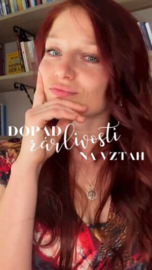 Sandra Mašková Instagram - Co dělat, aby nám naše nadměrná žárlivost neničila vztah 😓? 

Narušení důvěry ve vztahu, snížená komunikace a otevřenost partnera, spousta stresu a napětí.. rozchod 😣 .. až sem nás můžou dostat přehnané projevy žárlivosti.

Co můžeme udělat pro to, aby nám žárlivost nenarušovala vztah? 👇

1) ROZPOZNÁNÍ EMOCÍ - je důležitým začátkem, protože tím, že uchopíme a identifikujem pocit žárlivosti je prvním krokem tomu, abychom žárlivost vůbec zvládli. 

Je potřeba chytit se při činu: "aha!! TEĎ žárlím!" 🥹

2) BLIŽŠÍ POZNÁNÍ SEBE SAMA - proč to tak vůbec mám? Jaká je příčina toho, že jsem žárlivý/á? Kde to vzniklo? Čeho se bojím? 

3) NEPOROVNÁVAT SE  s druhými. 

4) pracovat na zvyšování svého sebevědomí a sebedůvěry. 

5) Práce na důvěře. Učit se důvěřovat. Důvěra vzniká, když vzájemně sdílíme své vnitřní světy, emoce a myšlenky. Patří sem i sdílení strachů a obav.

Tématem žárlivosti se podrobněji budem zabývat v neděli 20.8. 19:00 tady v živáku 😁🤟