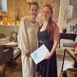Sandra Mašková Instagram - Jak pokračuje moje kněžkovská cesta? Tenhle víkend se konala certifikační akce pořádaná spolkem České ceremonialistky (www.ceremonialistky.cz). 

No a já v rámci hlubšího zkoumání sebe a svýho vztahu k pojmu "kněžka" potřebovala být u toho😁

Opět jsem si potvrdila, jak rituály krásně doplňují mojí cestu terapeuta, a jakým podpůrným nástrojem rituály jsou. A jsem ráda, s jakou zodpovědností ke vzdělávání ceremonialistek spolek přistupuje. 

S radostí můžu oznámit, že jsem nyní první certifikovaná ceremonialistka 😆❤️ .. první proto, že jsem potřebovala jako první vypadnout .. ale na to se nikdo neptá 🥹

Díky za setkání a za to co děláte. A jak to děláte. @khousnoutdinova 
@katka.kramolisova.5 
@barizemanova 

No a já jsem nažhavená na svojí první Beltain akci 30.4. kterou připravuju pro pár žen 🤩🙏 .. setkání bude probíhat v mojí milovaný lesní chillzoně u Berouna. 

Chceš-li vědět víc ještě dřív než vypustím ofiko pozvánku do světa, neváhej mi napsat zprávu 😁 kapacita chillzony je  omezená. V tuhle chvíli jsou volná 3 místa ze 6🥹

#knezka #ceremonialistka