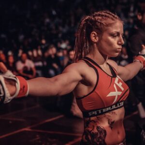 Sandra Mašková Instagram - NOVÁ TRÉNERKA VE VT GYM! 😍
S velkým nadšením vám oznamujeme, že od září posílí náš trenérský tým skvělá SANDRA “𝐌𝐞𝐝𝐨𝐣𝐞𝐝” MAŠKOVÁ! 🥊 Sandra je bývalá profesionální zápasnice a česká reprezentantka v kickboxu, vicemistryně Evropy WAKO ve fullcontactu a K1. 💥 Na kontě má cca 150 zápasů a doposud je jedinou Češkou, která vyhrála Světové hry v kickboxu.🏆🇨🇿 Přichází k nám s bohatými zkušenostmi a energií, kterou přenese do nových lekcí kondičního kickboxu.👏🏻
Bližší informace o lekcích budeme postupně přidávat. Už teď se můžete začít těšit na tréninky pod vedením této inspirativní bojovnice! Těšíme se na vás! 💪🔥
@sandra_medojedik 
•••
#vtgym #teamvtgym #bojovesporty #novaposila #trenerka #k1 #kickbox #makamvevtcku #novelekce #praha #kbely #sandra #medojed