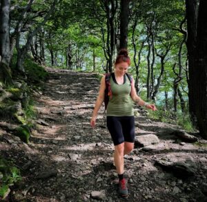 Sandra Mašková Instagram - Přichází zlom! Tohle je velká věc 🤩 .. pro mě.. první turistika po zákroku. Vyběhli jsme 🏔️Milešovku a pro mě je to poprvé (po asi dvou letech od úrazu), co jsem mohla sejít kopec relativně bez bolesti, v pohodě a s radostí 🥹🙏