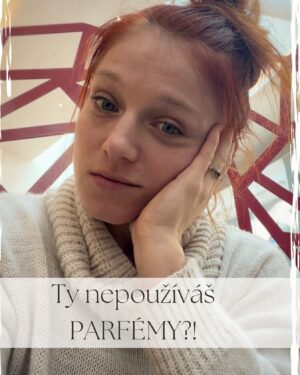 Sandra Mašková Instagram - 🧐Ty nepoužíváš parfém?! 

To se tak motám v nákupáku, a odchytne si mě slečna od stánků s parfémy. Nejdřív teda pod záminkou, že chce znát můj názor (na to sem se nechala utáhnout žejo😆) 

Ptala mě, jaké vůně parfémů preferuju.. jestli ovocný nebo květový, .. na to jsem jí odpověděla, že nevim, že parfémy nepoužívám. 

Přišlo mi, že mojí informaci trochu zpracovává, vyvalila oči a zeptala se: "Vy nepoužíváte parfémy?! Aha,  tak pěkný den." 😀😀😀

Trochu jsem musela podumat, jestli je na tom něco moc zvláštního, a jestli se zase vymykám nějakejm standardům😆 .. dospěla jsem k názoru, že je to stejně jedno, a kdyby to někomu náhodou vadilo, může mi políbit věneček 🍩

Anyway - jsem se chtěla pozastavit u myšlenky každodenního zahalování se do parfémů. Do vůní, který svojí intenzitou přebijou všechno. I tu přirozenou vůni, kterou každej z nás disponuje.

Můj poukaz je na to, že když na sebe patláme tuny parfémů a voňavek, klameme tím naše smysly. A smysly našich (nebo potenciálních) partnerů. 

A přitom je tak dobře známý, že partneři si musej vonět sakra😀 .. pak se snadno může stát, že po nějaký době zjistíme, že nám partner/ka fakt nevoní.. ale nemohli jsme to poznat dřív, protože prostě parfémy🫣 

Ještě chci podotknout že nejsem zastánce nemytí, podpaží páchnoucích potem a lidské vůně značky houmeles 😀

Jen jsem chtěla poukázat na to, jak často možná klamem sami sebe, ani o tom nevíme😌

Zajímá mě jak to máte vy🧐 Napiš mi do komentáře 🙂🙏? Používáš parfémy? A v jaké míře? 

#medojedik #DOiLOOKLiKEiCARE ??? #parfemy #vune #somvydumal