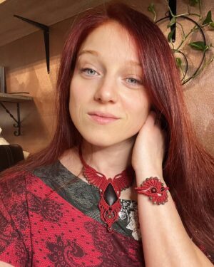 Sandra Mašková Instagram - Hej mám tady ještě jeden update a novinku od zimy😅 a to jsou micro macrame šperky. 

Jak jsem se k tomu dostala? No, jednoduše. Strašně se mi ty šperky líbily, ale jsou popiči drahý 😀 tak jsem si řekla že to fakt ne, já se to radši naučim, protože je potřebuju všechny a nedoplatila bych se 😂

Takže jsem se začala učit šmodrchat uzlíčky😅

V tuhle chvíli přijímám zakázky pro radost, za materiál (než se vymasteruju a budu to prodávat taky popiči draze🤑)

 .. a instagram pro tuhle srdíčkovou záležitost mám taky 😆@carodejne_uzlicky 

Krásný den přeje Princezna Šmodrchalka 😀