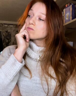 Sandra Mašková Instagram - Známe to všichni. 
"Co pustíš do světa, to se ti vrátí."
"Jak se do lesa volá, tak se z lesa ozývá."

Nebo čím dál víc populární "Karma je zdarma." 😀

Když se nám děje něco "špatnýho", snadno dokážem najít na viníka za naše problémy. Nebo se taky dokážeme jakoby "povznést" a (alibisticky říct) "Však on dostane, co si zaslouží."

Co už je trochu těžší - podívat se do sebe a říct si - čím jsem si tuhle situaci mohl/a zasloužit 😆? Tam už se nám tolik nechce .. 

Proč je to tak těžký? Protože by ta pravda mohla ohrozit naši představu o nás samotných. A když si myslim, že jsem mistr vesmíru, je pak hrozně bolestivý zjistit, že jsem vlastně jitrnice 😬

A to je jedna z věcí, kterou se teď budu zabývat v programu, který vytvářím 🤩 ..jak dokázat přijmout svoje jitrnictví, přestat ho potlačovat a být #samasebou. A klidně i jitrnice 😂 

Pokud je to pro tebe zajímavý a chceš vědět o co jde ještě dřív, než to ofiko vypustím do světa, napiš mi zprávu 😁📩