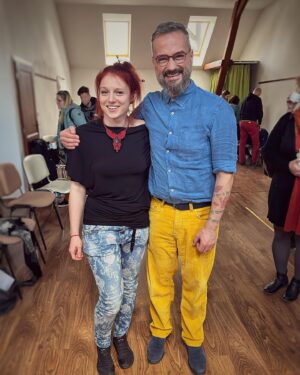 Sandra Mašková Instagram - Čím dál víc si potvrzuju, že téma partnerství a vztahů je to "moje". Po workshopu Úvod do párové terapie jsem se upevnila v rozhodnutí, kam bude směřovat moje další studium. 

Vlastně to pro mě není žádný překvapení, protože si pamatuju, že když jsem si hrála jako malá, vždycky v tý mojí hře dominoval vztah. Plyšáci a panenky byli v páru, měli se strašně moc rádi a byli happy 😆🤗

Zajímá mě, jak to máte vy? Pamatujete si na oblíbené hry z vašeho dětství? A můžou ty hry souviset s tím, co děláte (nebo byste rádi dělali) dnes? 

Díky @ganapatijan a @pavelrataj.psycholog za setkání a rozšíření obzorů. Nepochybuju, že se zase brzy potkáme 😁👍

#workshop #terapie #parovaterapie #vztah #partnerstvi #partnerstvivsrdci