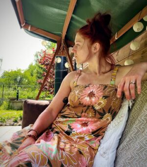 Sandra Mašková Instagram - Dneska sebepečovací den 😁

Pro dnešek jsem se uklidila do svojí milovaný chillzony se záměrem věnovat se jenom sama sobě a dát si sebepéči 🥹 

Skvěle jsem se vyspala, poštudovala obličejovou jógu🤪, umotala šperk, a pobyla se svýma myšlenkama, který jsem si mohla v klidu protřídit. 

Cítím se skvěle, opečovaně a jsem nabitá - prostě úžasnej selfcare🤩 - zase ready rozdávat energy do světa ne 😬

Sebepéči jsem teď začala věnovat zvýšenou pozornost, protože je to teď téma, který se mi v životě otvírá😁 .. no a samozřejmě nebudem chodit po svět a somrovat aby se o nás někdo staral, že 😆👍

Jako vždycky, je potřeba začít u sebe 🥹 .. takže já teď jedu #selfcare bomby 😀

Jak to máš s péčí o sebe ty? Považuješ to za důležitý ve tvým životě? Dokážeš si na sebe najít vůbec čas?? 

Budu ráda, když mi napíšeš tvůj názor a zkušenosti do komentářů 🙂

Jaká je pro tebe TOP sebepéče 🤩?