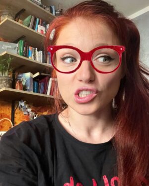 Sandra Mašková Instagram - Tak hele, mám asi fakt problém 🤔

A ten problém se týká obsahu na sociálních sítích, protože jsem tak nějak přišla o potřebu dělat chytrou🤓 .. no a tahle potřeba byla pro mě spolehlivým motorem pro to, abych ze sebe sypala nějaký moudra a dělala příspěvky..Protože ke všemu mám prostě co říct (to se nezměnilo), akorát už nemám potřebu to říkat😂

Nemám tudíž inspiraci 😀.. sedět u sítí a dumat nad tím, co bych asi tak mohla sdílet - not my way.. 

Zároveň si uvědomuju, že moje sítě jsou dost nekonzistentní, takže asi působí chaoticky - co ta Sandra teda teď dělá 😀? 

Odpověď: všechno. Co jí baví..zkouším nový věci, učím se, studuju, získávám zkušenosti, užívám si 🥹

Pokud bych měla specifikovat svoje hlavní zaměření, tak pořád šlapu terapeutickou cestou (asi 6 let), kterou podporuju rituálama. Partnerská tématika je pro mě stále v topu ❤️ .. Začínám vést ženský kruhy. 

A vedle toho je moje pohybová aktivita. Která je pro mě různorodá, pestrá a hravá 😀 Nemám tam orientaci na výkon (sorry, v zápase mě fakt spíš už neuvidíte), ale dělám to jen pro ten pohyb samotnej. Hodně osvobozující 🥹

Závěrem - jo, moje sítě jsou dost různorodý 😀 .. a asi to nehodlám měnit (i přes různý doporučení) .. tohle jsem prostě já. Konec hlášení ❤️ Váš terapeut-kněžka-medojedik