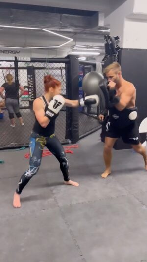 Sandra Mašková Instagram - Jednou třeba tak za čtyři měsíce mě přepadne touha nasadit si boxerky 😀🥊 .. a vždycky jsem překvapená, jakou lehkost cejtim v úderech .. prostě mi to tam pořád docela lítá 😆👍 .. 

Chtěli byste mě vidět znova v nějakým fajtu?? 🤩

@lukasblazek_official 
@gym24mmapdy