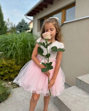 Sandra Parmová Instagram - U nás už je vysvědčení i první třída za námi 🎓😍 Ta poslední fotka, to je typická Emily 🤣 

Všem školákům přejeme krásné prázdniny 🥳💜

#vysvedceni #prvnitrida #prazdniny #emily #podleEmily #mydaughter #lavju