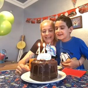 Sanem Balcı Instagram - Nice sağlıklı,mutlu,huzurlu,gönlümüzce yaşlara...🎈🥰🥰 (Evdeki kendi parti malzemelerinden annesine kolaj yapmış,özenmiş,süslemiş,parti hazırlamış,pasta seçmiş,yazı yazdırmış,yastık savaşı,parti kostümleri gibi sürpriz etkinlikler düzenlemiş,hediye hazırlamış ve tabi ki pasta üflemeyi fazlasıyla haketmiş bir canımcımmm🥰) 
#44 #happybirthdaytome #şükür #oglum #alimiran