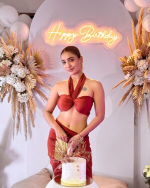 Saniya Iyappan Instagram - Bohemian 22✨

Decor : @bullseyeentertainment.in 
Outfit : @roohofficial_
Styling : @shantikrishna