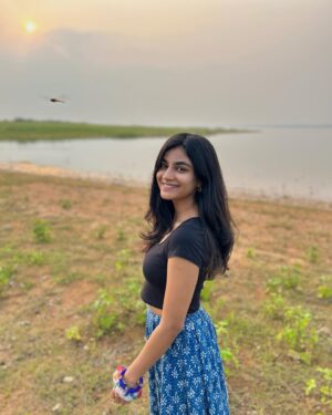 Sanjana Doss Instagram - A list of things that can heal you in just a day
(In no specific order) :

- Midway Madhur Vada   filter coffee
- Hunting for flat enough rocks (to skip) and chasing dragonflies by the lake
- constantly switching between Ali Sethi and Queen whilst on the road
- ordering half the menu because you want to try EVERYTHING and can’t make up your mind (no ghee no butter tho, chee)
- Realising fresh Ragi roti is the superior option (you’re welcome)
- Having your food adventures result in a happy belly bloat 
- Holding on for dear life on a kiddy carnival ride
- Playing with toiny puppies and giving them all names (no pictures included because we were too captured by their scrunched up little noses and smol faces)
- Giving tired bugs a ride on your shoulder 
- Top it all off with some delicious hazelnut ice cream

Feel free to add to the list 🤍