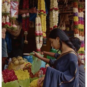 Sanjana Doss Instagram - Some beautiful frames at Malleshwaram Flower market 💓

Idea inspired by @amateurphotoclicker 

#ﬁlmmaking #filmmaker #streetphotographyindia #nammabengaluru #flowerphotoshoot #flowermarket #southindia #movingframes #indianphotostories #southindianphotography