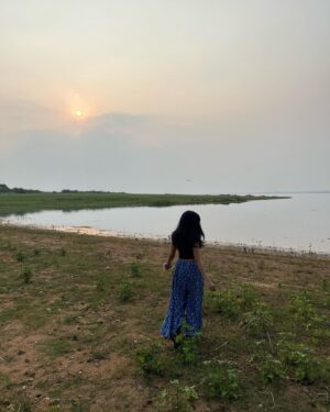 Sanjana Doss Instagram - A list of things that can heal you in just a day
(In no specific order) :

- Midway Madhur Vada   filter coffee
- Hunting for flat enough rocks (to skip) and chasing dragonflies by the lake
- constantly switching between Ali Sethi and Queen whilst on the road
- ordering half the menu because you want to try EVERYTHING and can’t make up your mind (no ghee no butter tho, chee)
- Realising fresh Ragi roti is the superior option (you’re welcome)
- Having your food adventures result in a happy belly bloat 
- Holding on for dear life on a kiddy carnival ride
- Playing with toiny puppies and giving them all names (no pictures included because we were too captured by their scrunched up little noses and smol faces)
- Giving tired bugs a ride on your shoulder 
- Top it all off with some delicious hazelnut ice cream

Feel free to add to the list 🤍