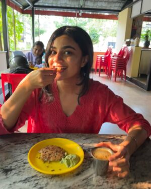 Sanjana Doss Instagram - A list of things that can heal you in just a day
(In no specific order) :

- Midway Madhur Vada   filter coffee
- Hunting for flat enough rocks (to skip) and chasing dragonflies by the lake
- constantly switching between Ali Sethi and Queen whilst on the road
- ordering half the menu because you want to try EVERYTHING and can’t make up your mind (no ghee no butter tho, chee)
- Realising fresh Ragi roti is the superior option (you’re welcome)
- Having your food adventures result in a happy belly bloat 
- Holding on for dear life on a kiddy carnival ride
- Playing with toiny puppies and giving them all names (no pictures included because we were too captured by their scrunched up little noses and smol faces)
- Giving tired bugs a ride on your shoulder 
- Top it all off with some delicious hazelnut ice cream

Feel free to add to the list 🤍