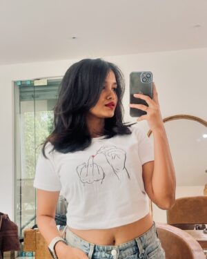 Sanjana Tiwari Instagram - In my Rachel Green era 💇‍♀️ ✨
Got this cute tee customised from @illlustrate.her ❤️