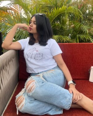 Sanjana Tiwari Instagram - In my Rachel Green era 💇‍♀️ ✨
Got this cute tee customised from @illlustrate.her ❤️