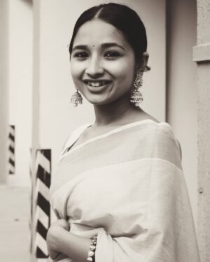 Sanjana dipu Instagram - सेहत, मेहनत, हुनर, अदा और आखिर में उसकी रज़ा ।
.
.
.
#saree #tradition #Moothon